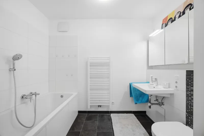 Zeitloses Badezimmer mit Badewanne und Dusche
