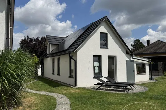 Kleines Haus über 2 Etagen, mit einer schönen Terrasse.