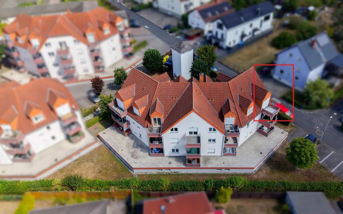 Eigennutzung oder Kapitalanlage! Helle freistehende Eigentumswohnung mit Dachterrasse und Fernblick!
