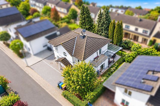 Modernes Einfamilienhaus mit Garten