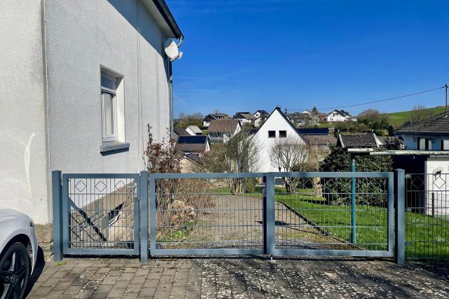 Zufahrt hinter das Haus