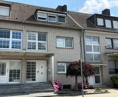 Einfamilienhaus mit Einliegerwohnung, Garage, Balkon und ausgebautem Dachstudio