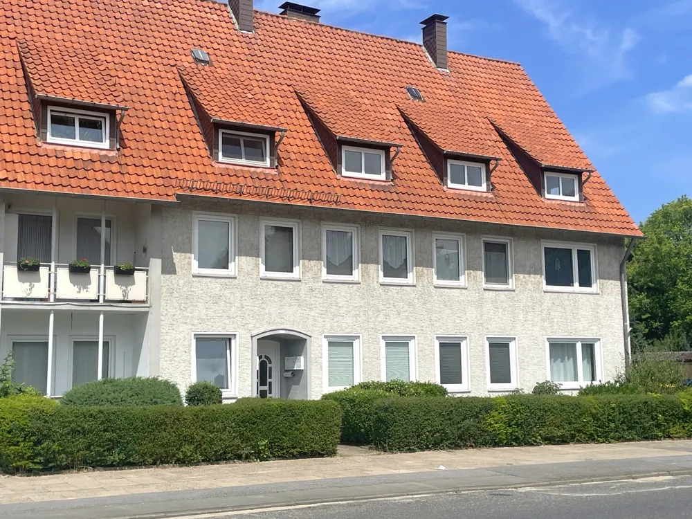 Gepflegte Vorderansicht mit neuer Haustür