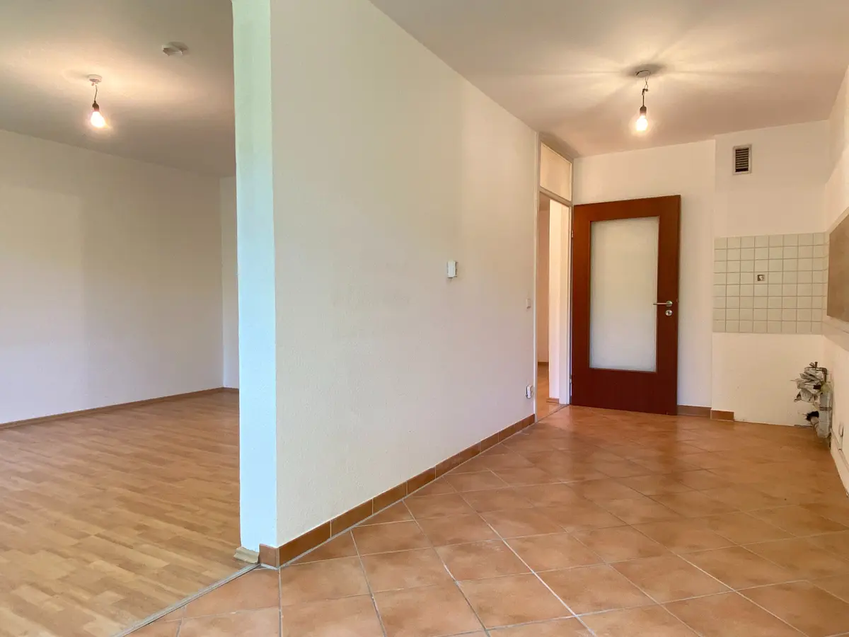 Küche mit Blick Richtung Wohnbereich