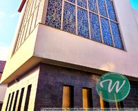 seitliche vordere Außenansicht mit Buntglasfenster