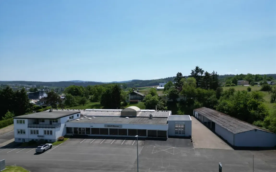 Autohaus mit Werkstatt, Ausstellungshalle, Ersatzteillager, Waschhalle und Inhaberwohnung