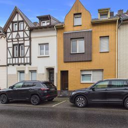 Dreifamilienhaus mit Entwicklungspotenzial..