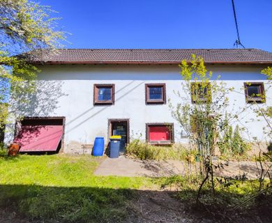 Sanierungsbedürftiges Einfamilienhaus mit großem Grundstück in Ortsrandlage!