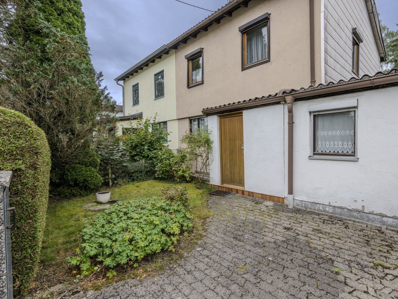 Hauseingang und Anbau