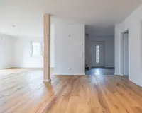 Mit Eichenholzparkett