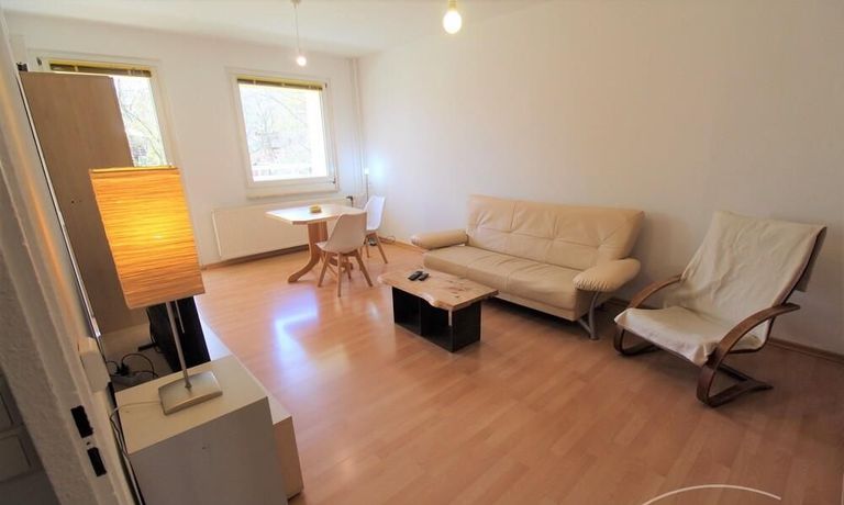 Wohnzimmer mit Sofa + Flat TV