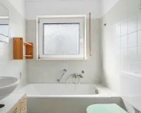 Tageslichtbad mit Badewanne