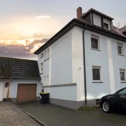 Stadtnahe Doppelhaushälfte mit 7 Zimmern, Keller, Garten und Garage