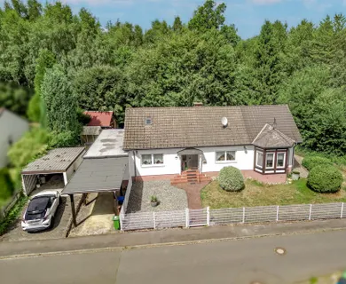 Ein Zuhause mit Kamin und Wintergarten direkt am Waldrand