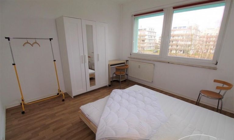 Gro&szlig;es Schlafzimmer mit Doppelbett, Schrank + Schreibtisch