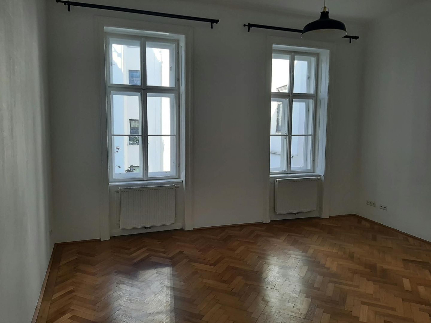 NASCHMARKT/U4-KETTENBRÜCKENGASSE! UNBEFRISTETE 50 m2 STILALTBAUMIETE, WOHNZIMMER MIT EINBAUKÜCHE, SCHLAFKABINETT, GESAMTMIETE € 1.095,--