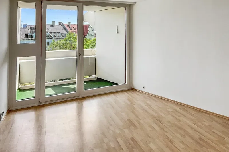 Blick von Wohnraum zu Balkon