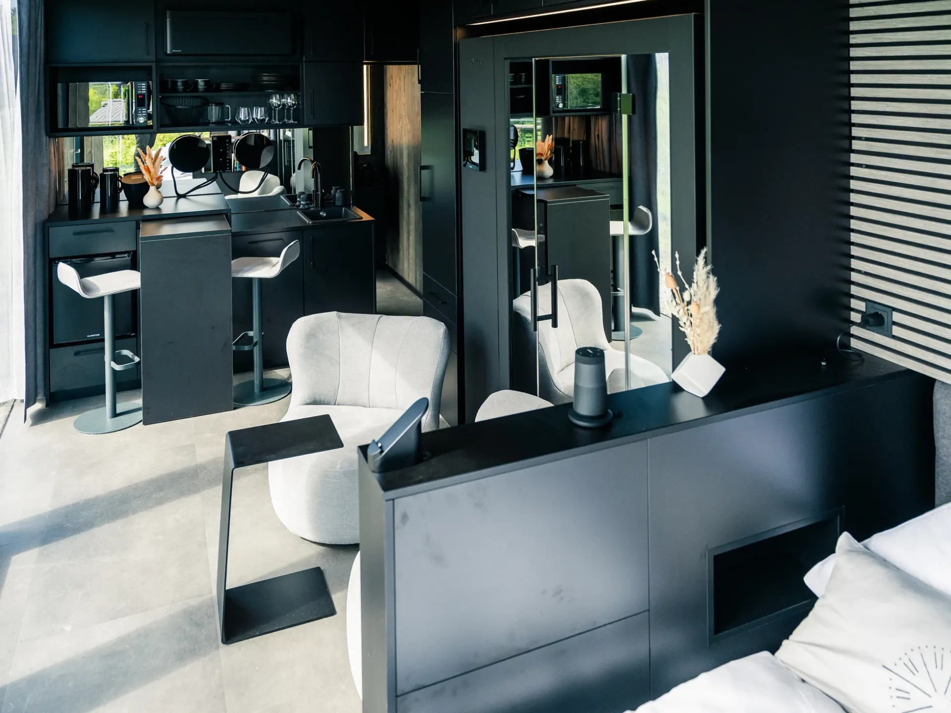 Moderner dunkler Innenraum mit grauen Sitzmöglichkeiten