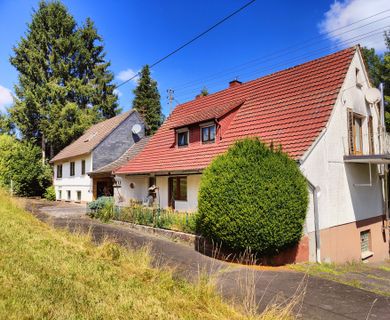 Zweifamilienhaus mit angrenzendem Waldgrundstück in idyllischer Ortsrandlage!