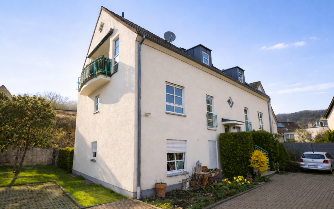 100 m² große Eigentumswhg. mit 3 Zimmern, Südloggia & Stellplatz in ruhiger Sackgassenlage