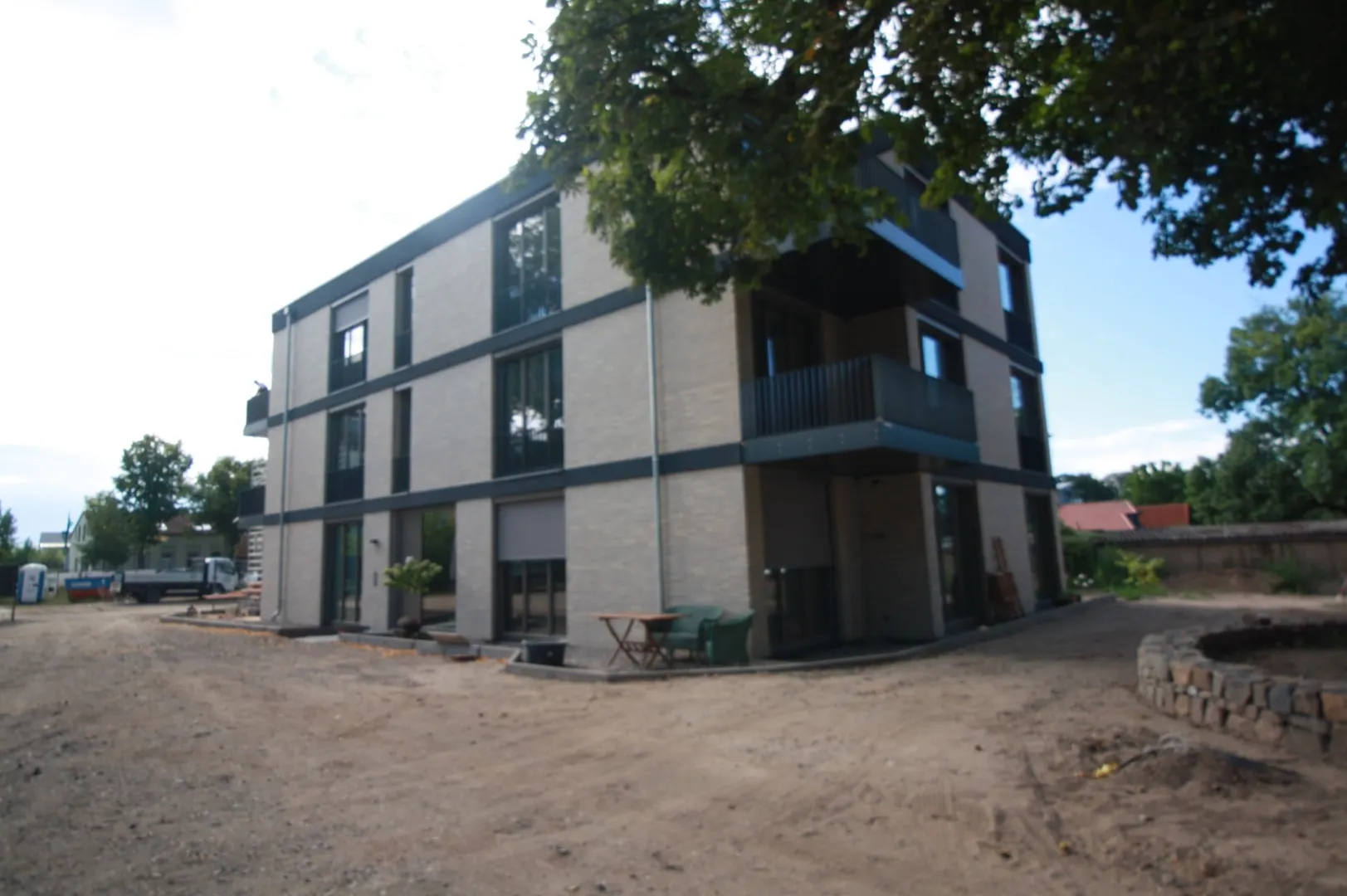 Moderne Erstbezug‑Wohnung mit Balkon und E‑Ladestation in Templin