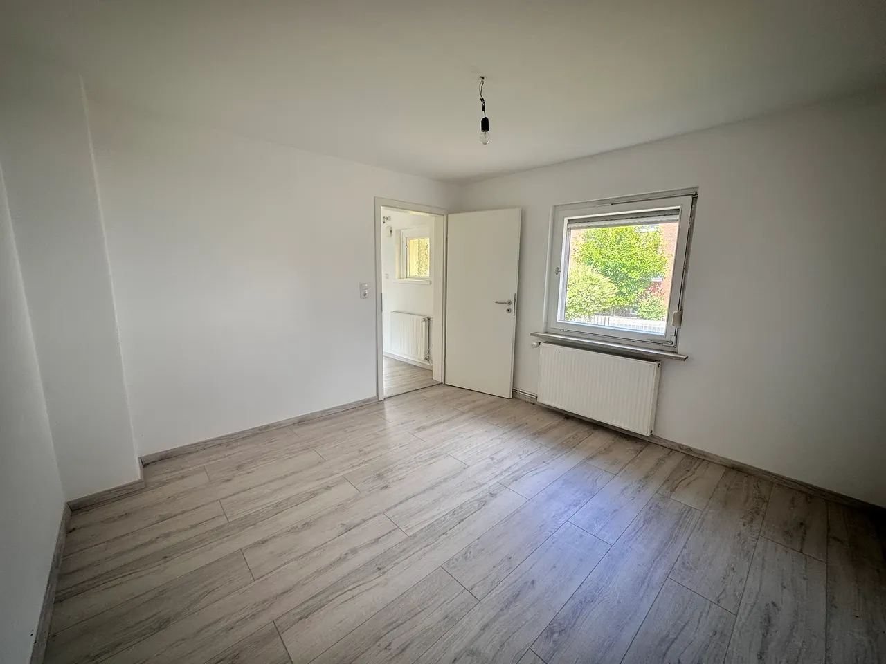 Einfamilienhaus mit Garten und Garage - Photo 1