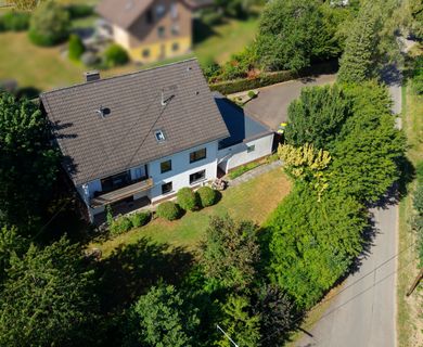 Großzügiges Zweifamilienhaus mit Einliegerwohnung auf rund 1.200 m² Grundstück!