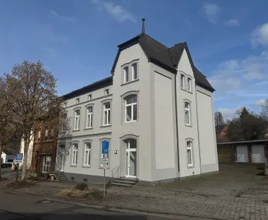 Praxishaus mit genügend Praxis/- Abstell/- und Parkfläche, zentral in Schladern!