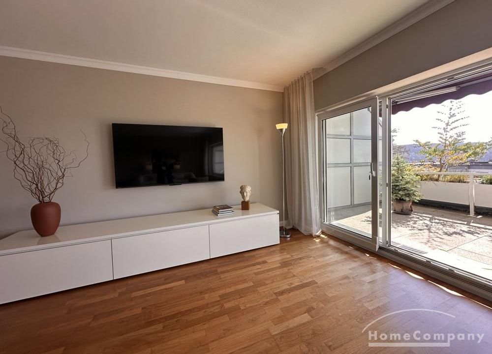 Wohnzimmer mit Zugang zum Balkon