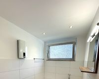 Bad mit Wanne, Dusche und Fenster