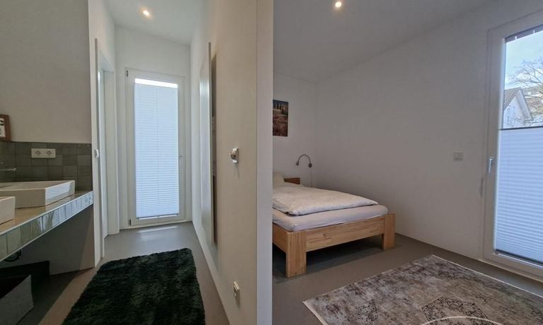 Schlafzimmer und Bad