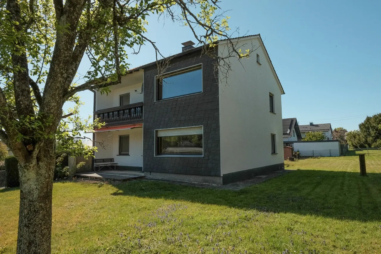 Ansicht mit Gartenblick