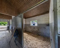 Boxen im kleinen Stall