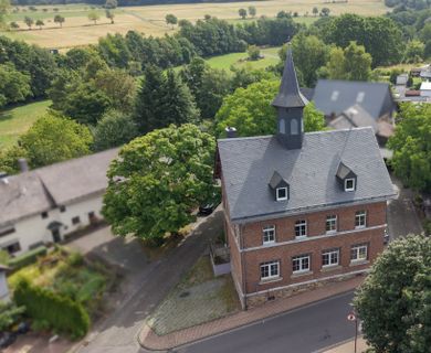 Ehemalige Schule mit Nebengebäude – Wohnen & Vermieten kombinierbar! Nähe Hachenburg!