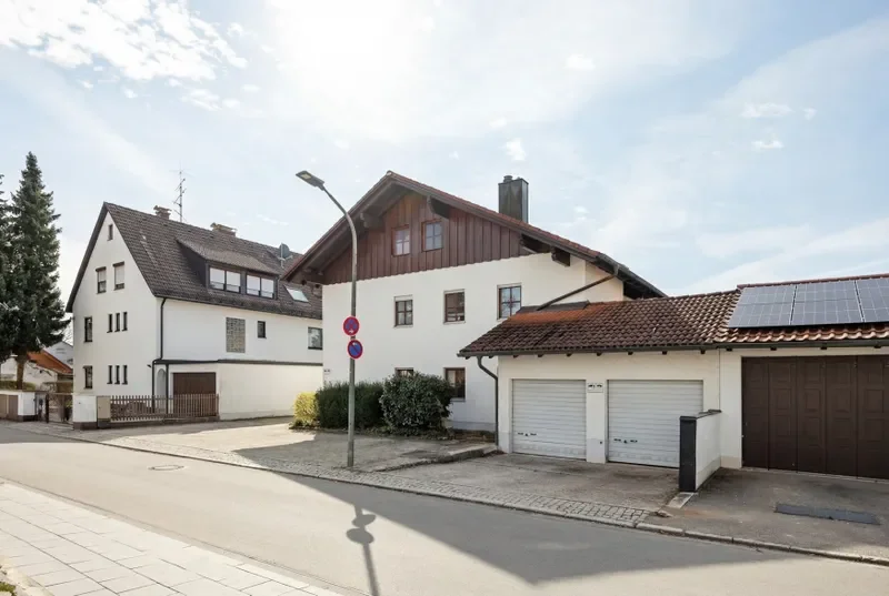 Hausansicht mit Außenstellplatz vor dem Haus