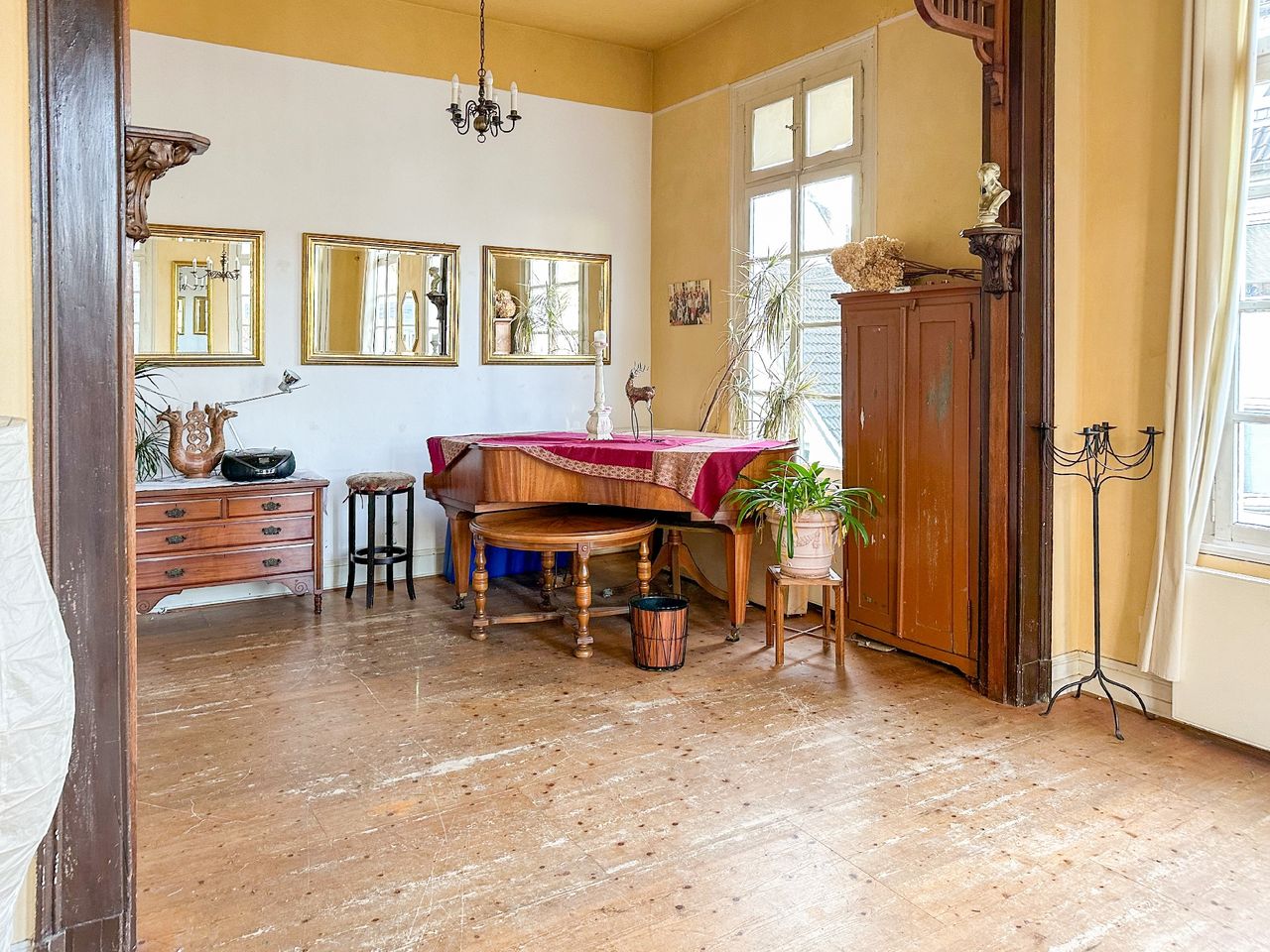 lichtdurchflutetes Zimmer