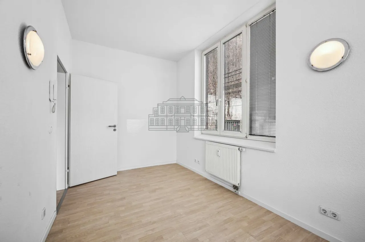 Zimmer mit großem Fenster