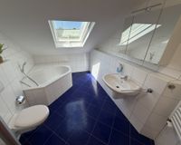Geräumiges Badezimmer mit Badewanne...