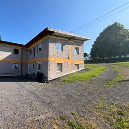 Ein-/Zweifamilienhaus auf großem Grundstück mit Garage und Werkstatt!