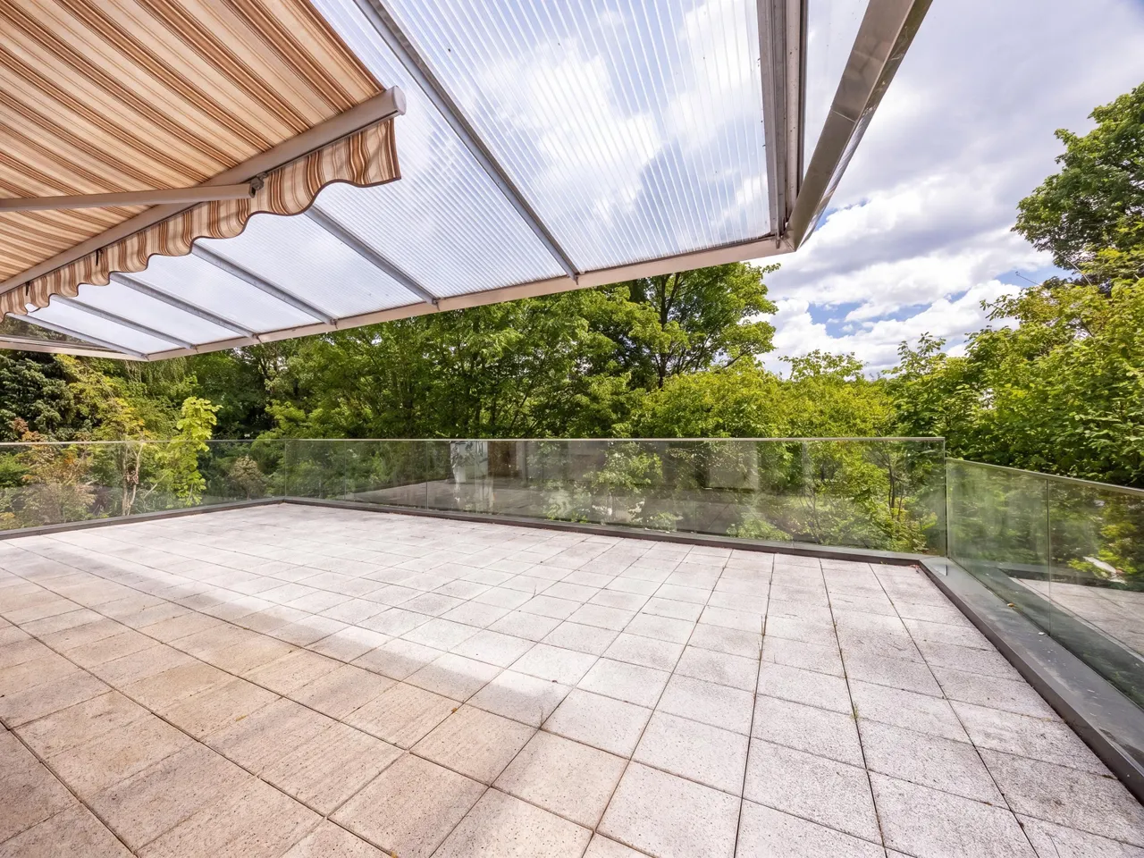 Sonnenverwöhnte Dachterrasse