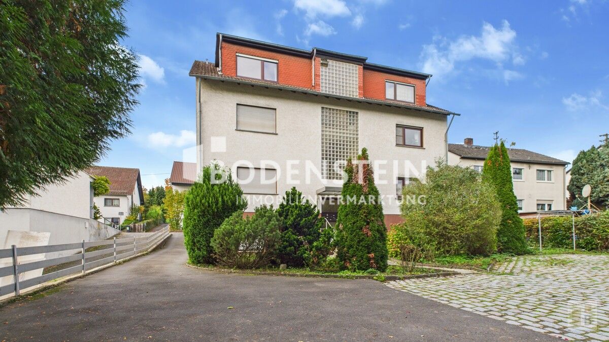 Gebäuderückseite mit Zufahrt