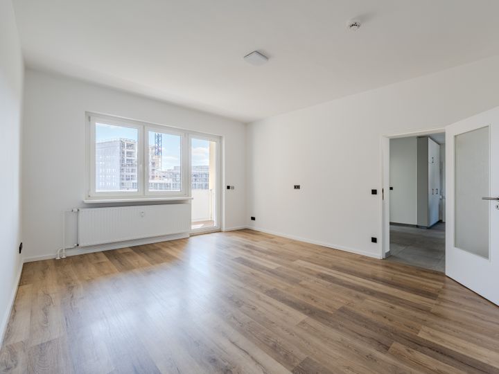 Sonnenbalkon & Ku’damm-Blick – hochwertig modernisierte 4-Zimmer-Wohnung !