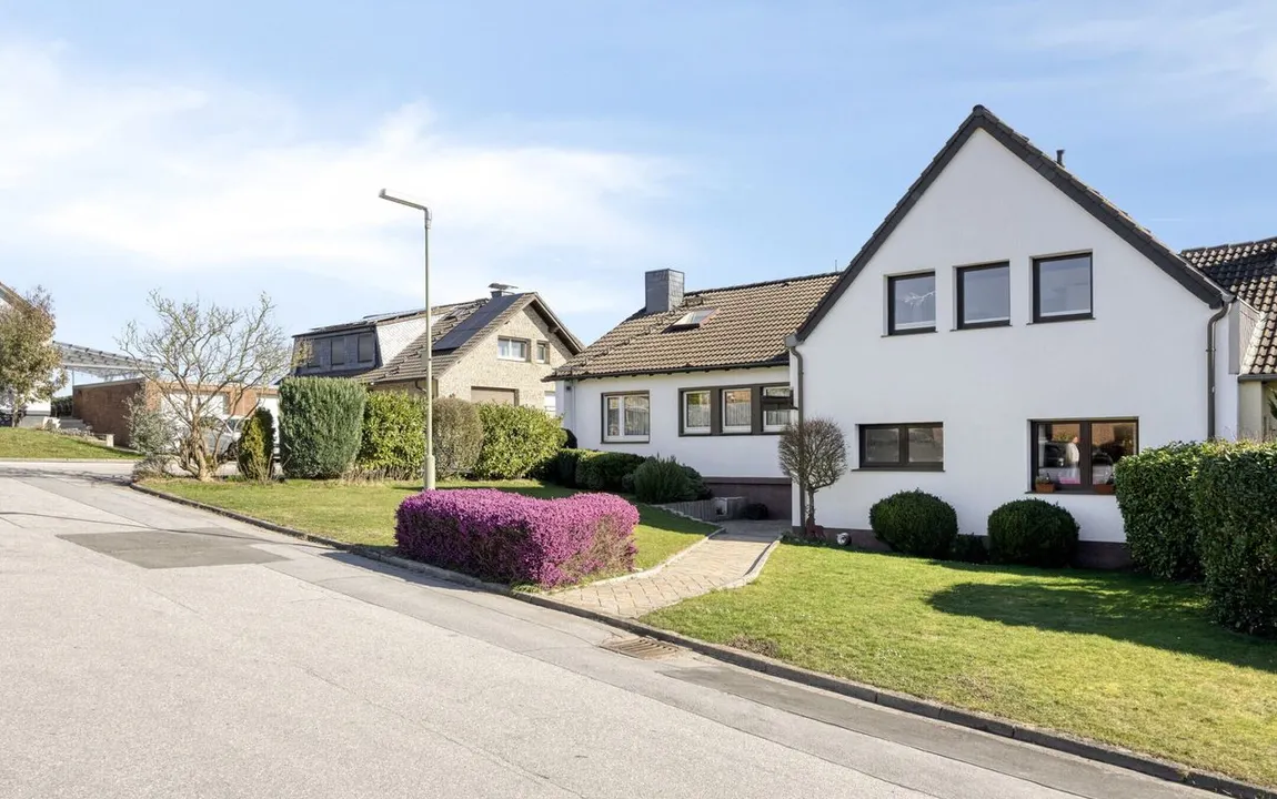 Großzügiges Familienhaus in Feldrandlage – Blick ins Grüne & vielseitig nutzbar