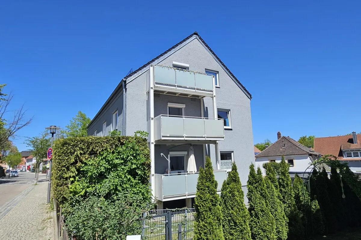 Top renovierte DG-Wohnung mit 2 Zimmern, Wohnküche und schönem Balkon