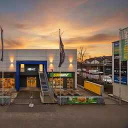 OB – NÄHE CENTRO: MODERNES, VOLL VERMIETETES ENTERTAINMENT-CENTRUM MIT PARKPLÄTZEN ZU VERKAUFEN