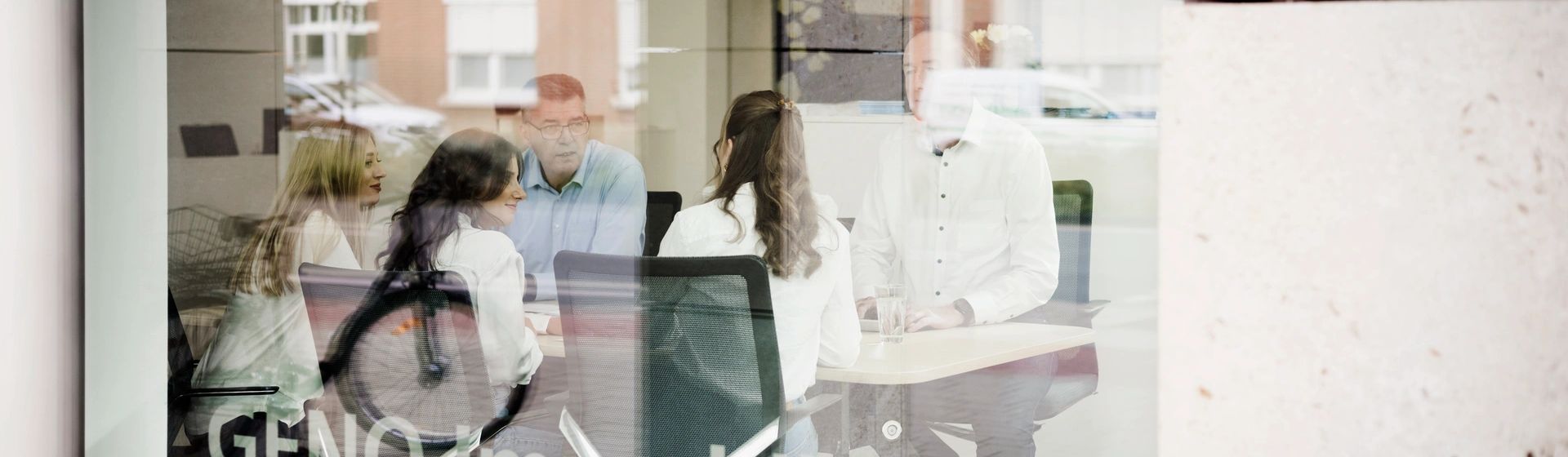 Teammeeting von GENO Immobilien im Besprechungsraum