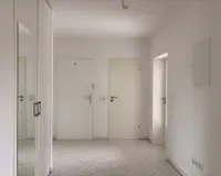 geräumige Diele mit Einbauschrank