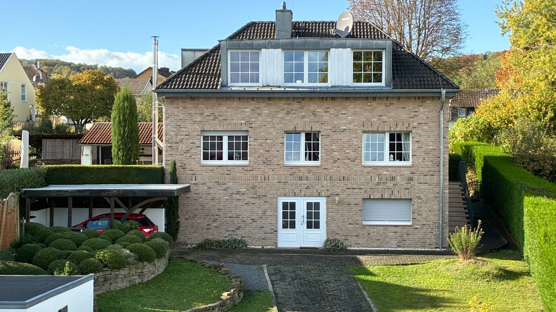 Klassisches Klinkerhaus mit gepflegtem Garten – Ihr Immobilienmakler in Siegburg für charmante Einfamilienhäuser