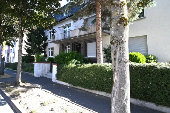 **** Renovierte 2-Zimmer-Wohnung mit Wintergarten-Balkon und Gartennutzung.... ****