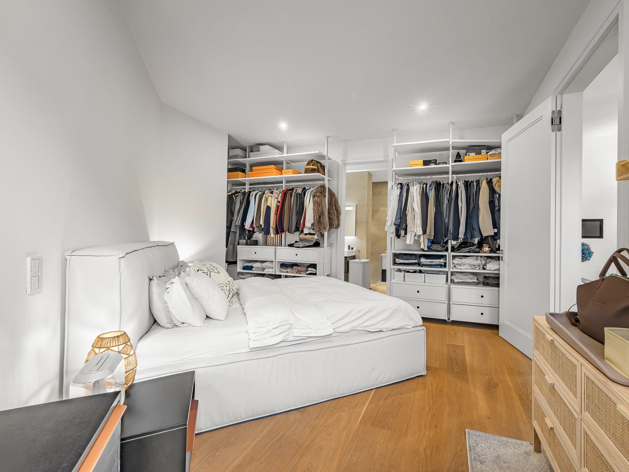 Schlafzimmer mit Ankleide und Masterbad